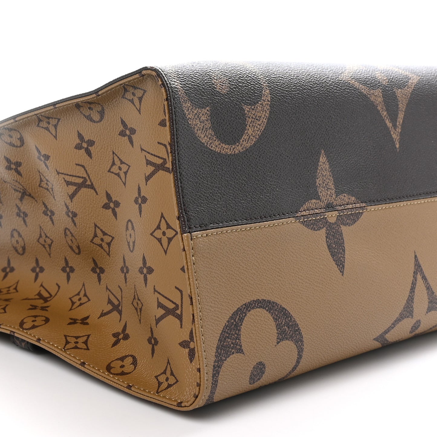 Reverse Monogram Giant Onthego Voyage