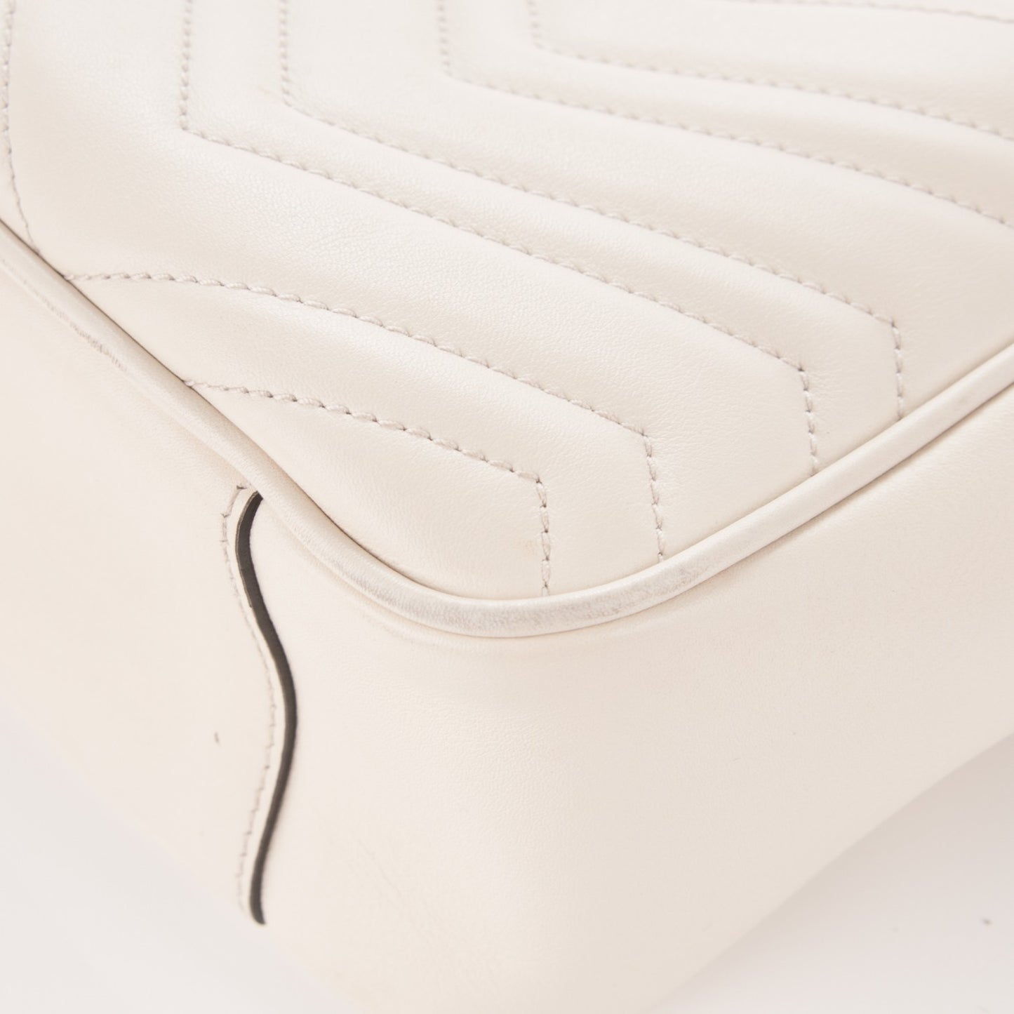 Calfskin Matelasse Medium GG Marmont Chain Shoulder Bag Mystic White