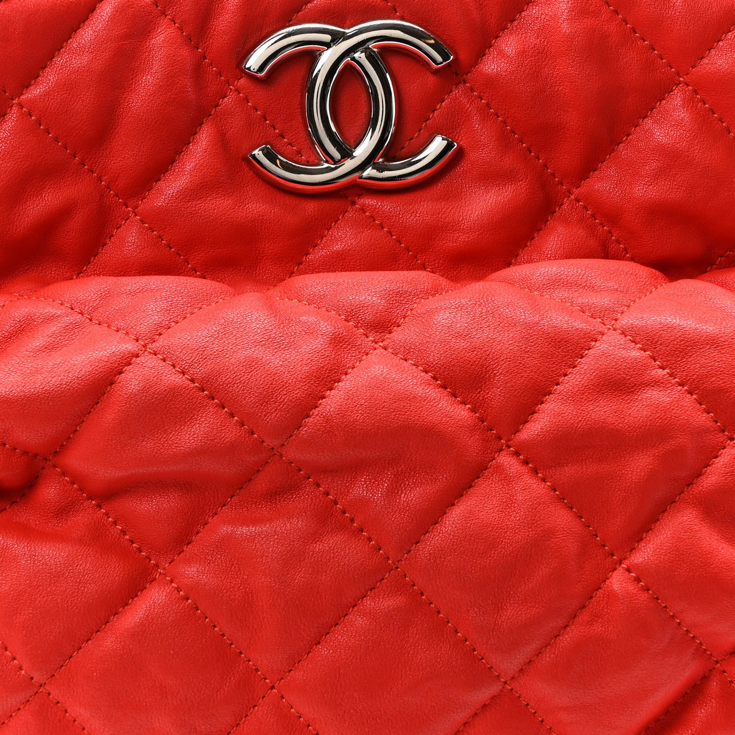 Washed Lambskin Chain Around Hobo Red