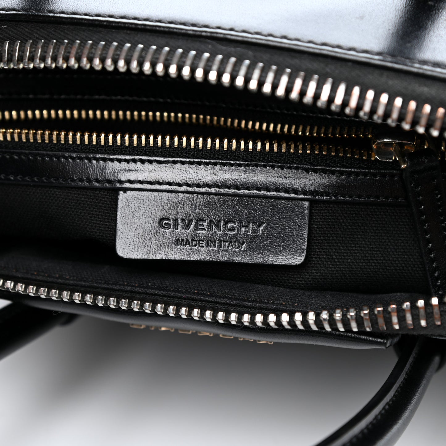 Shiny Lord Calfskin Small Antigona Black
