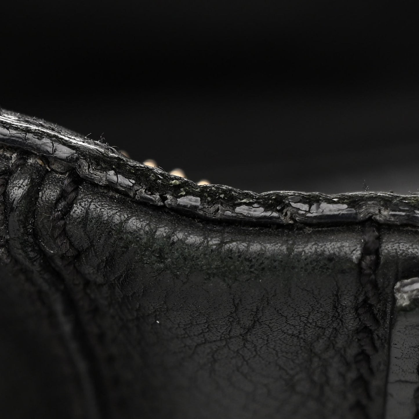 Waxy Grained Calfskin Medium Nightingale Black