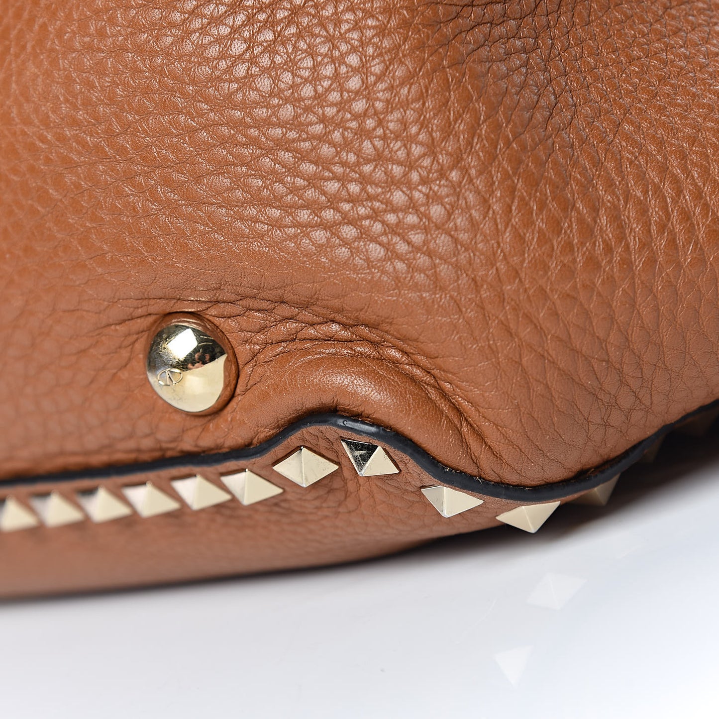 Pebbled Calfskin Medium Rockstud Tote Light Cuir