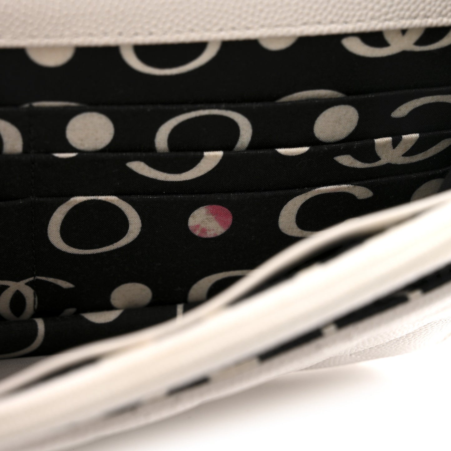 Caviar Quilted CC Logo Wallet on Chain WOC White