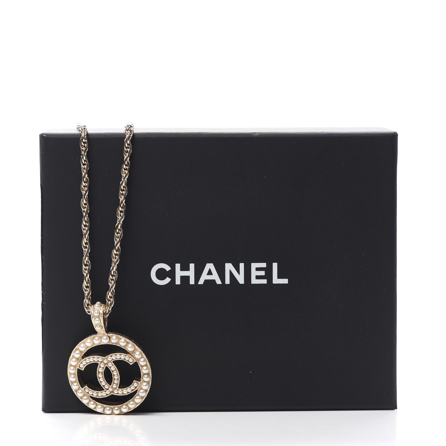 Pearl CC Round Pendant Necklace Gold
