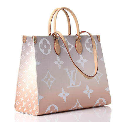 Louis Vuitton Monogram Giant By The Pool Onthego GM Brume 2 of 4