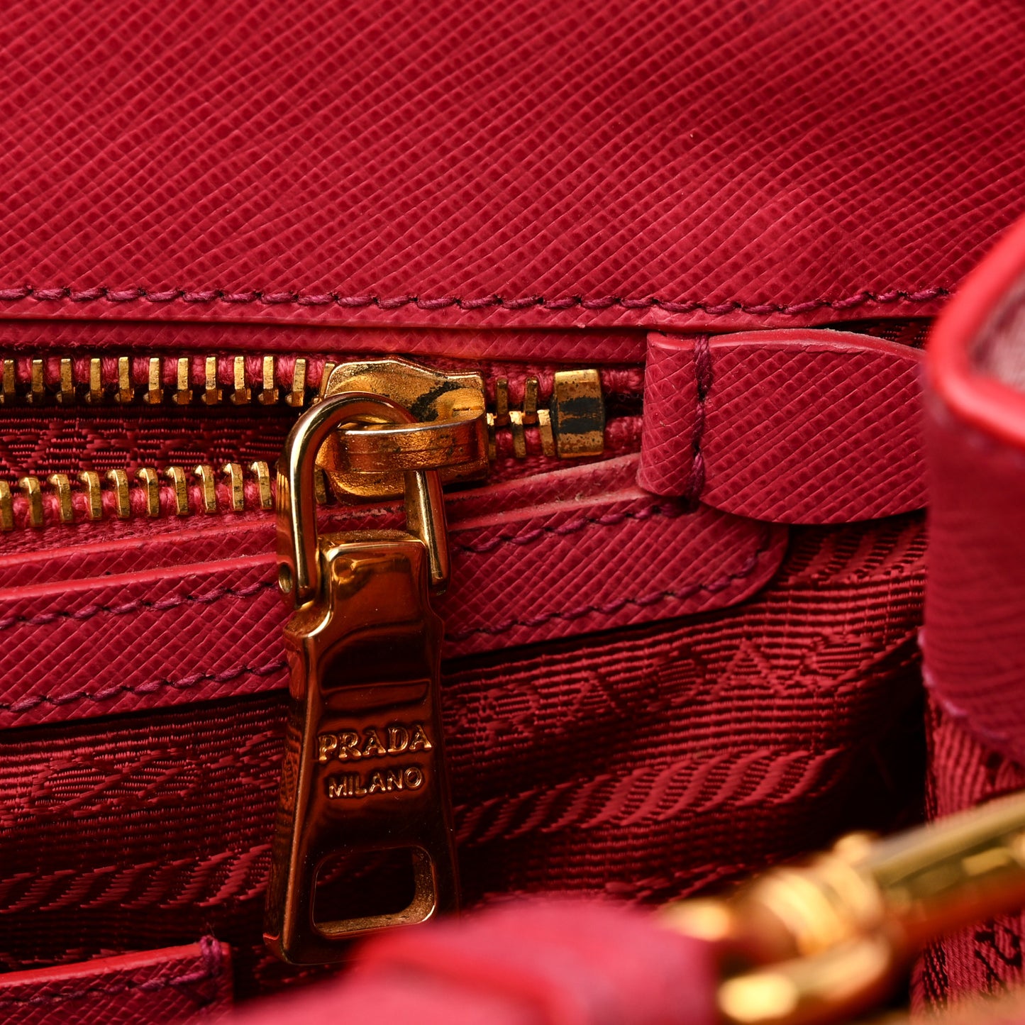 Saffiano Medium Galleria Double Zip Tote Peonia