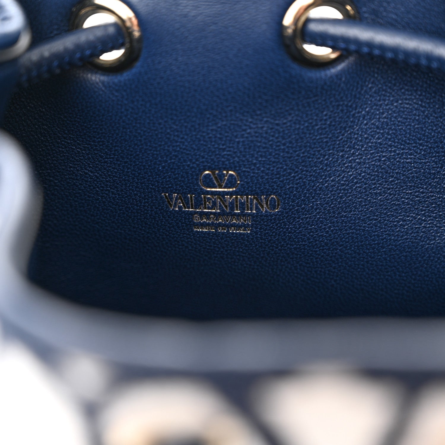 Valentino Garavani VALENTINO GARAVANI Toile Iconographe Nappa Mini Vlogo Signature Bucket Bag White Worker 6 of 9