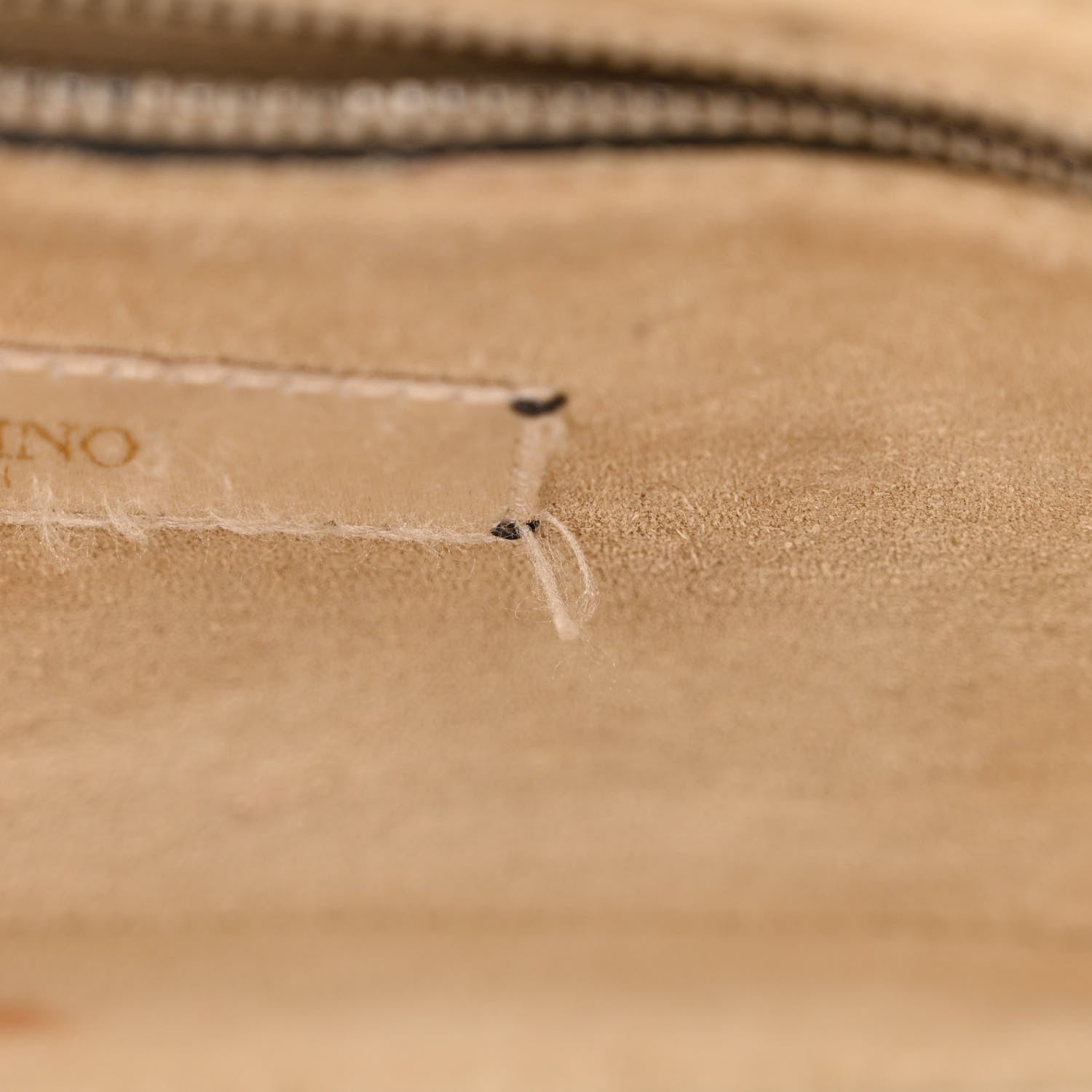 Valentino Garavani Pebbled Calfskin Onyx Medium Guitar Strap Rockstud Rolling Flap Saddle Bag Ivory 12 of 20