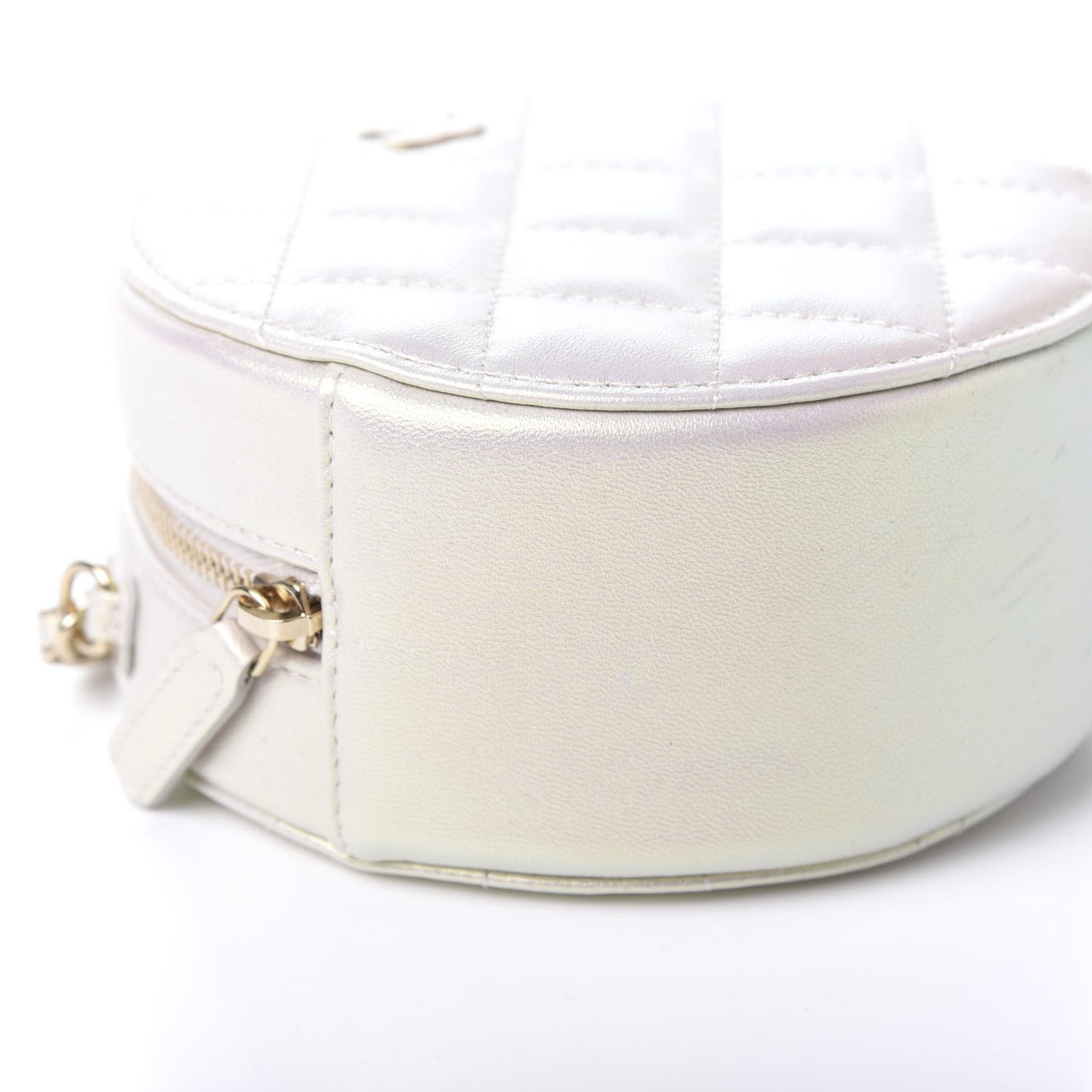 Iridescent Lambskin Quilted Round Clutch With Chain Ivory