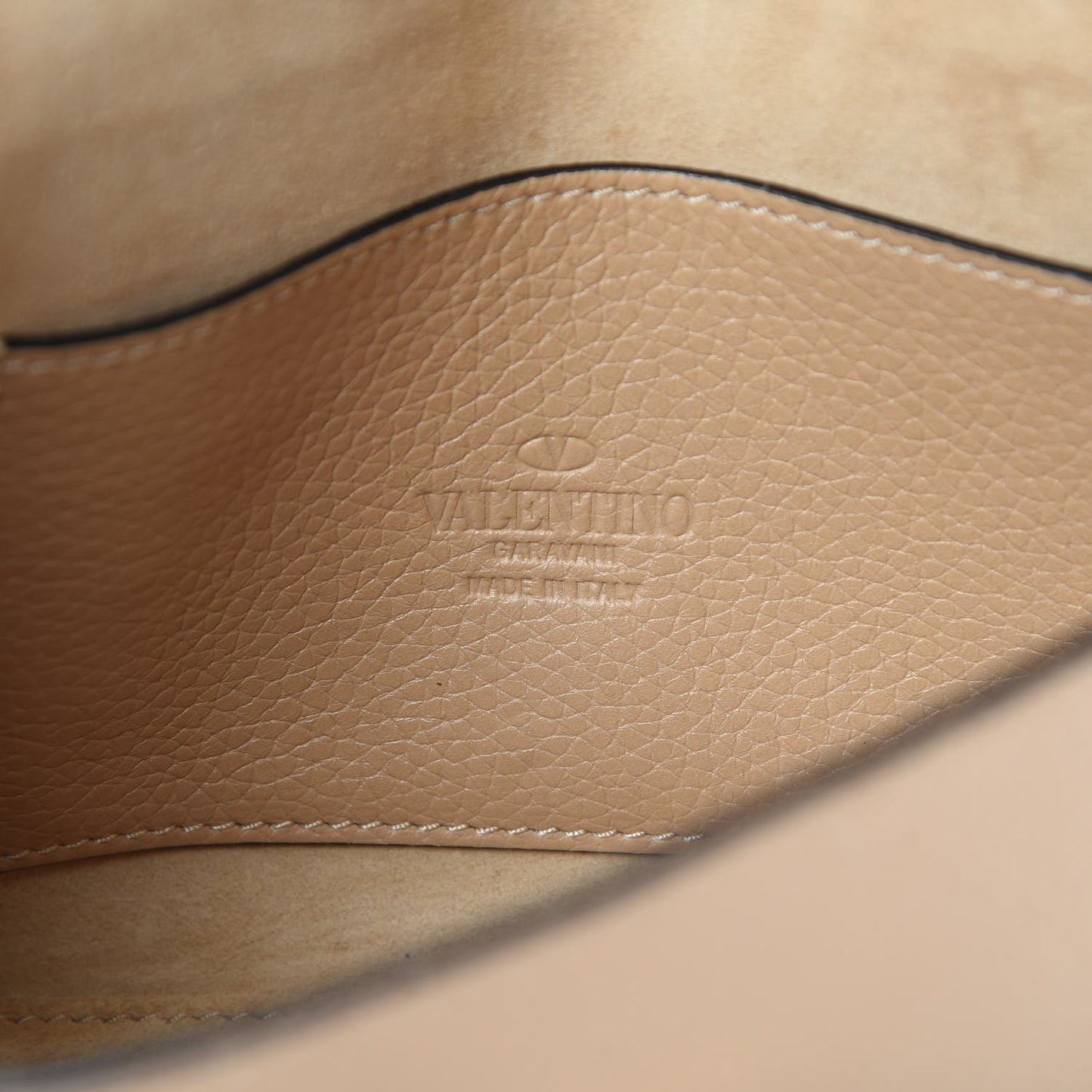 Pebbled Calfskin Medium Rockstud Flip Lock Crossbody Bag Camel Rose