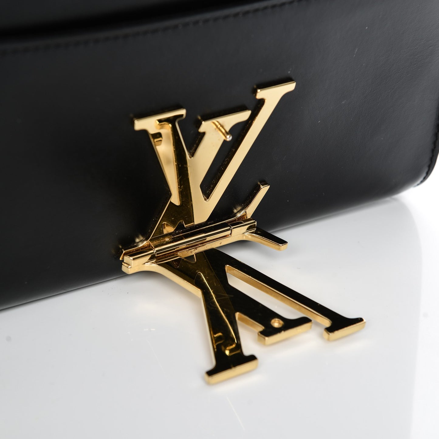 Calfskin Chain Louise GM Black