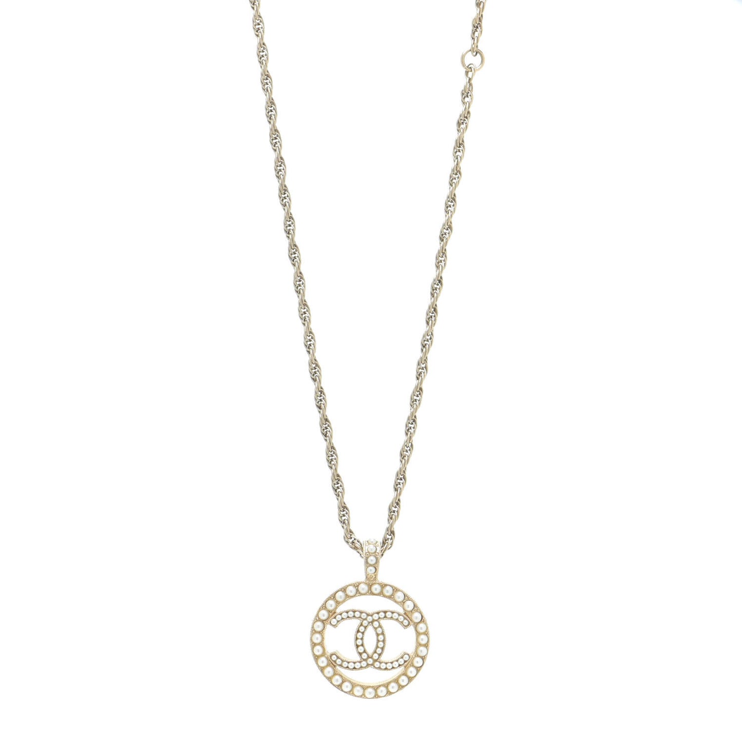 Pearl CC Round Pendant Necklace Gold