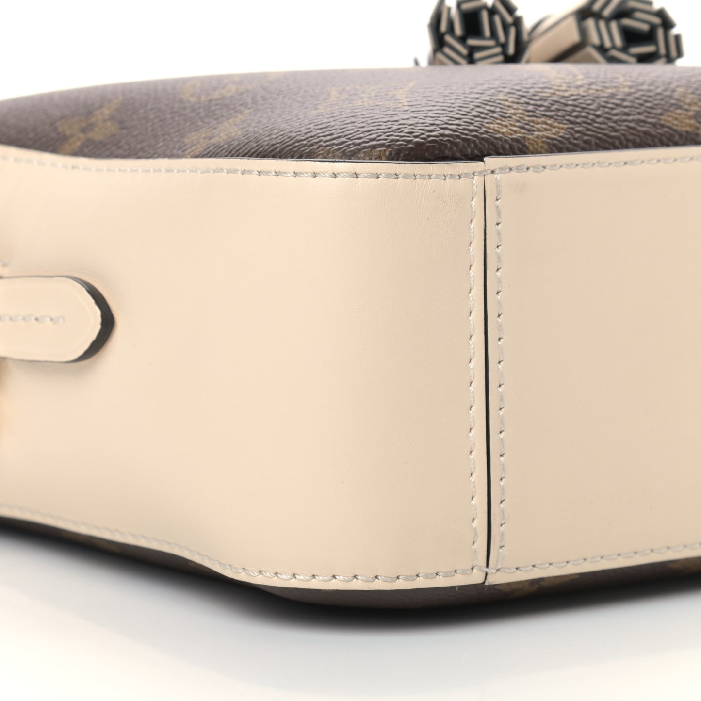 Monogram Saintonge Creme