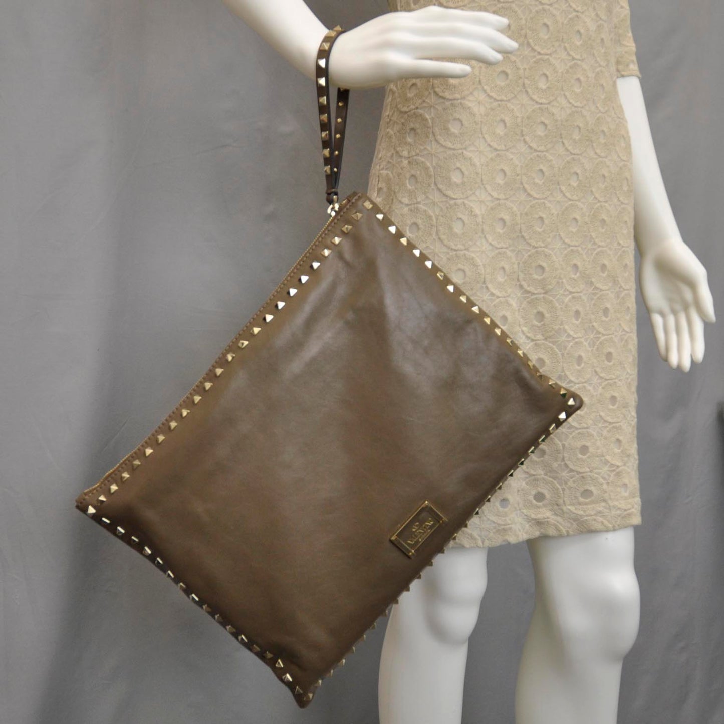 Vitello Oversized Rockstud Zip Wristlet Pouch Brun