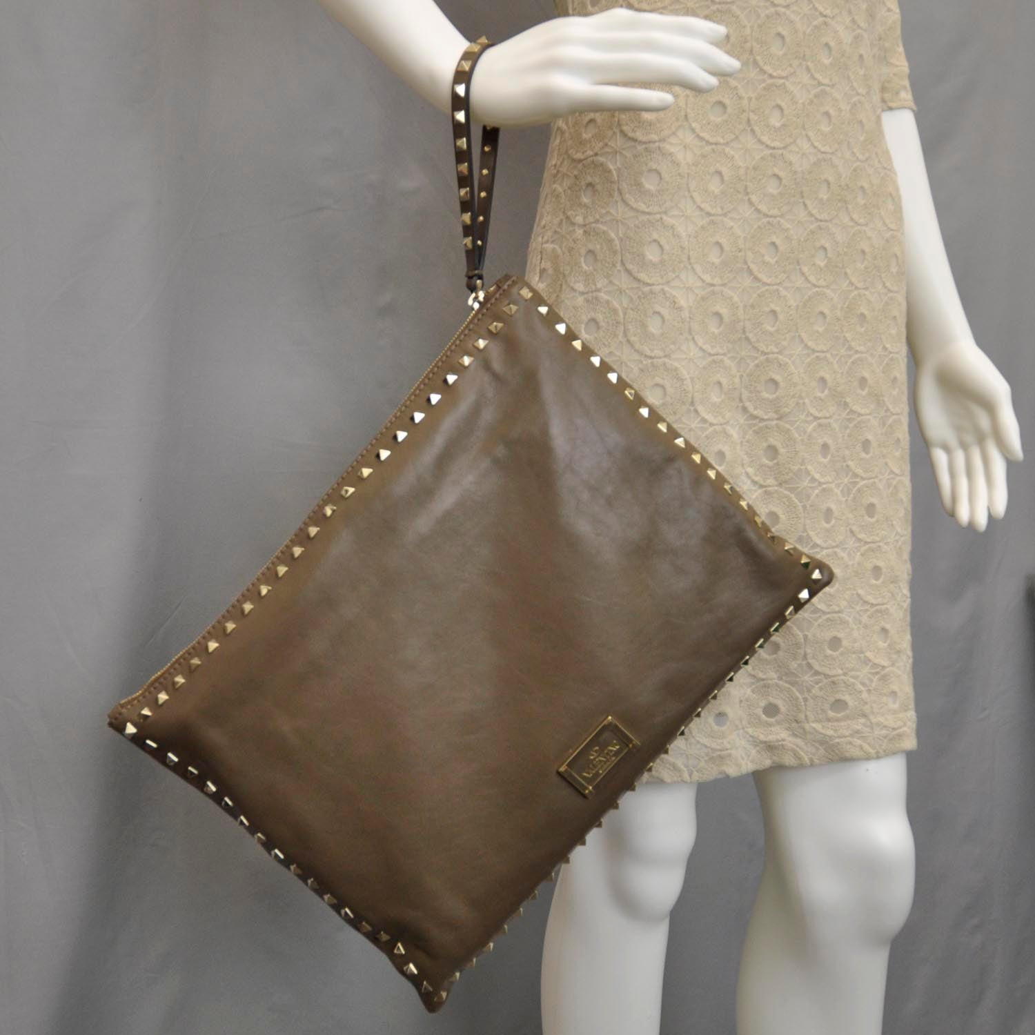 Valentino Garavani Vitello Oversized Rockstud Zip Wristlet Pouch Brun 2 of 10