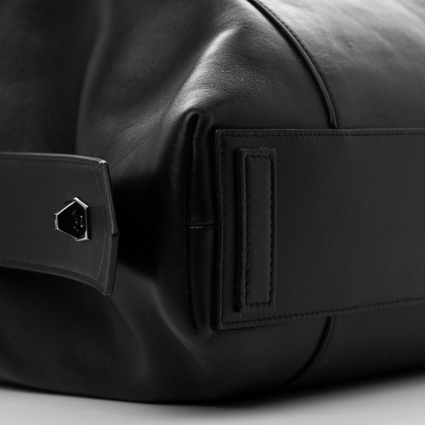 Smooth Calfskin Large Soft Antigona Black