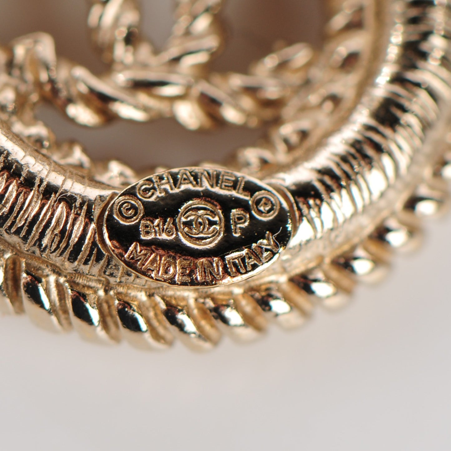 Twisted CC Earrings Light Gold