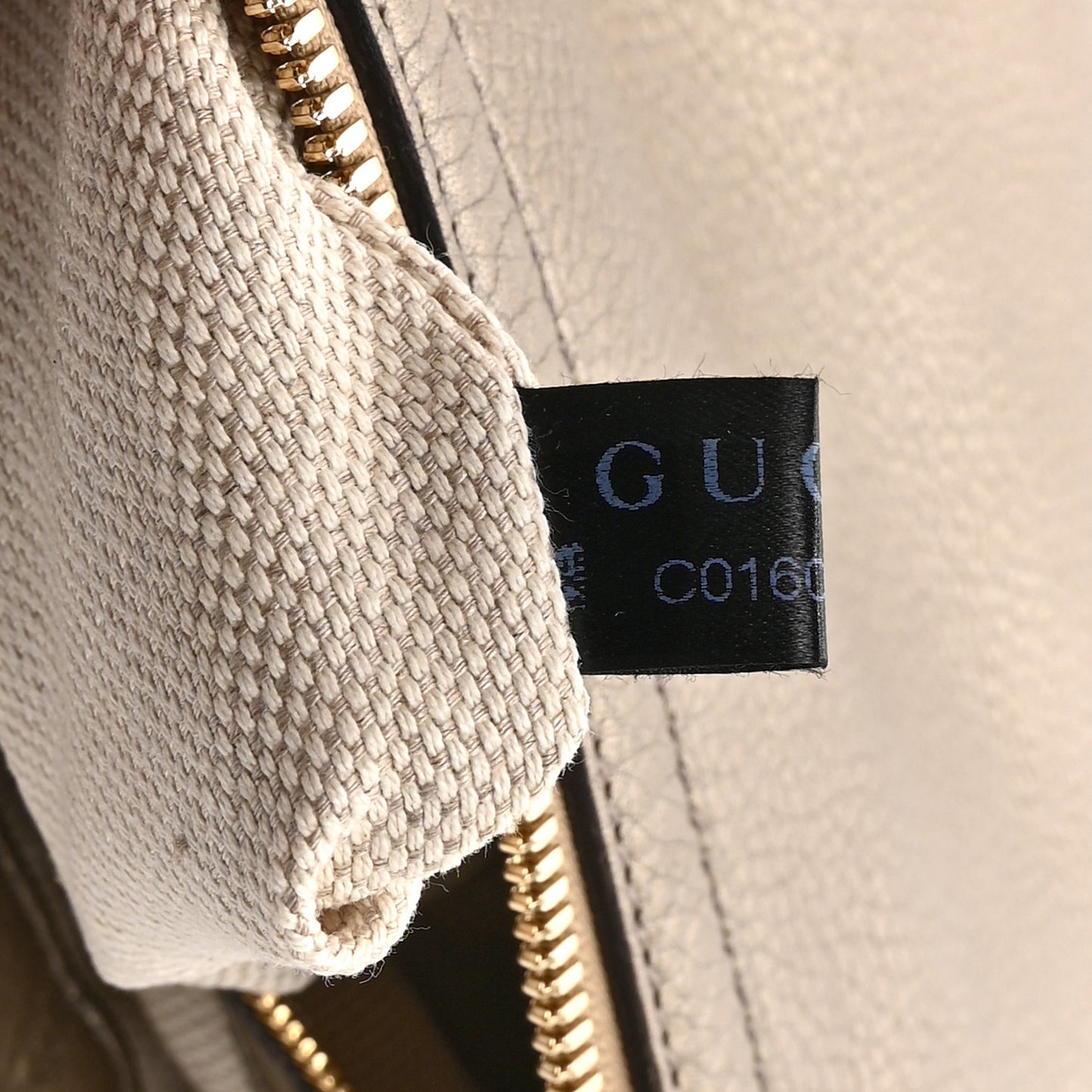 Pebbled Calfskin Small Soho Hobo Fango