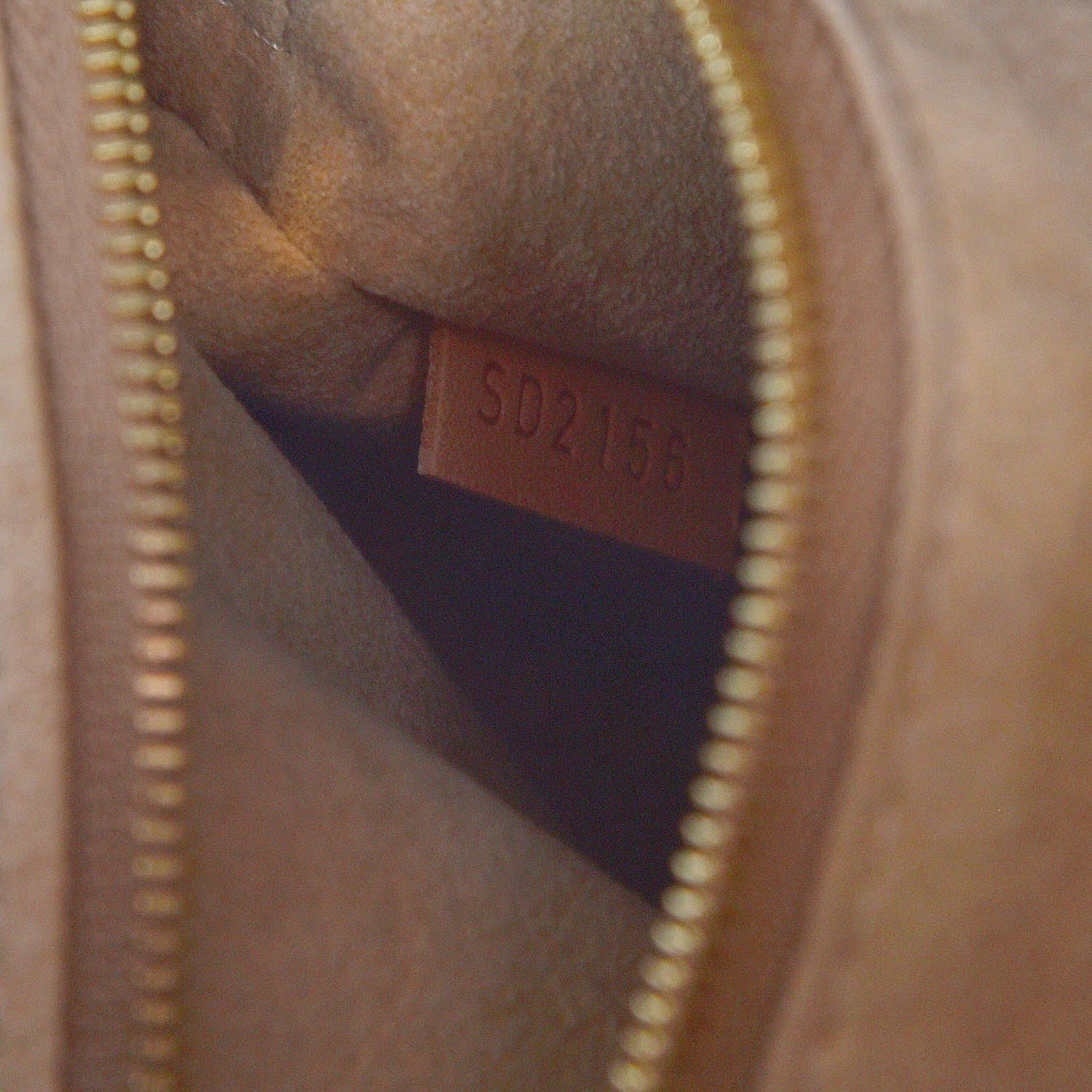 Louis Vuitton Monogram Artsy MM 8 of 10