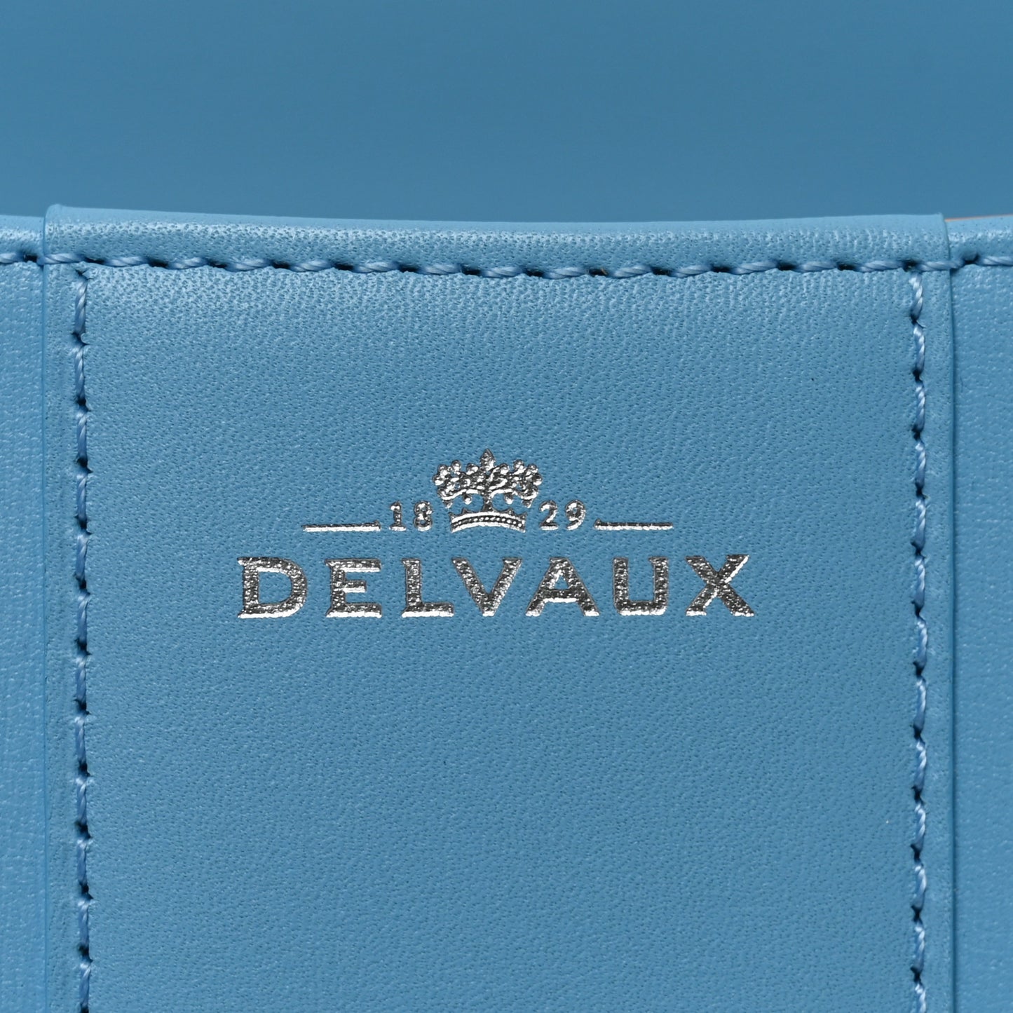 Box Calfskin MM L'Humour Brillant Satchel Ciel