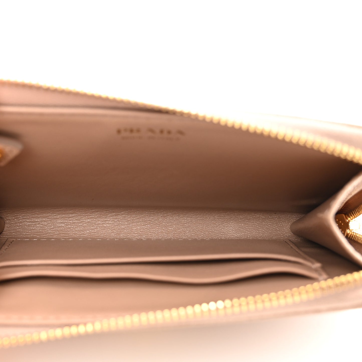 Saffiano Triangle Zip Around Keychain Cammeo