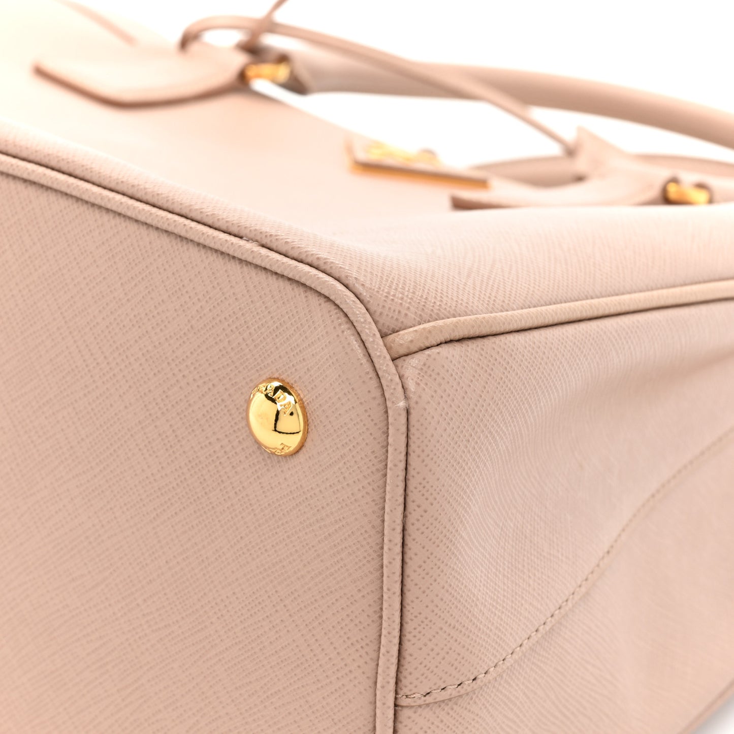 Saffiano Lux Medium Tote Cammeo