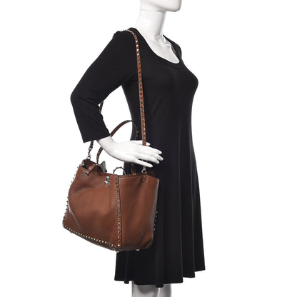 Valentino Garavani Pebbled Calfskin Medium Rockstud Tote Light Cuir 2 of 18
