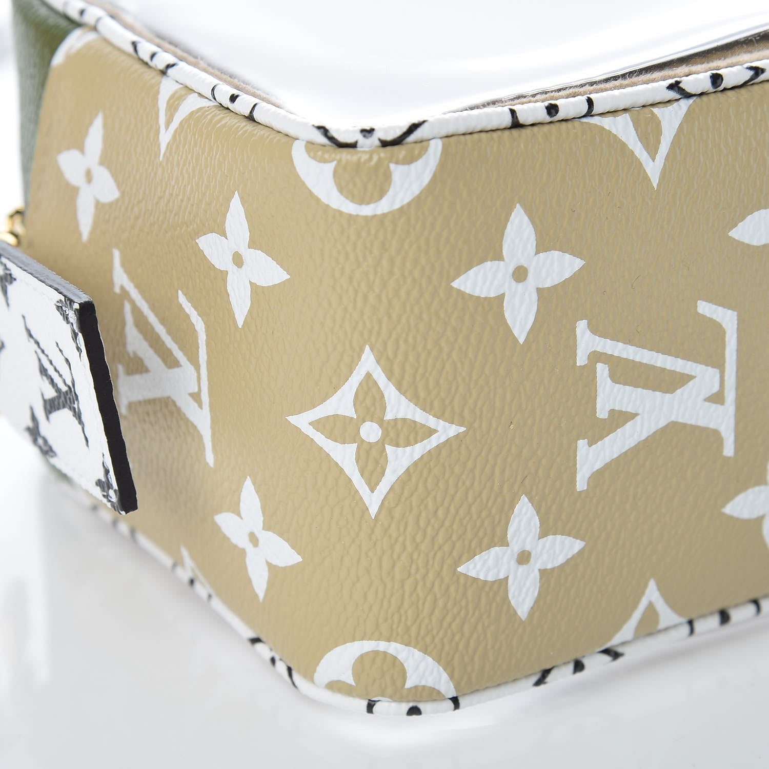 Louis Vuitton Monogram Giant Beach Pouch Kaki 7 of 9