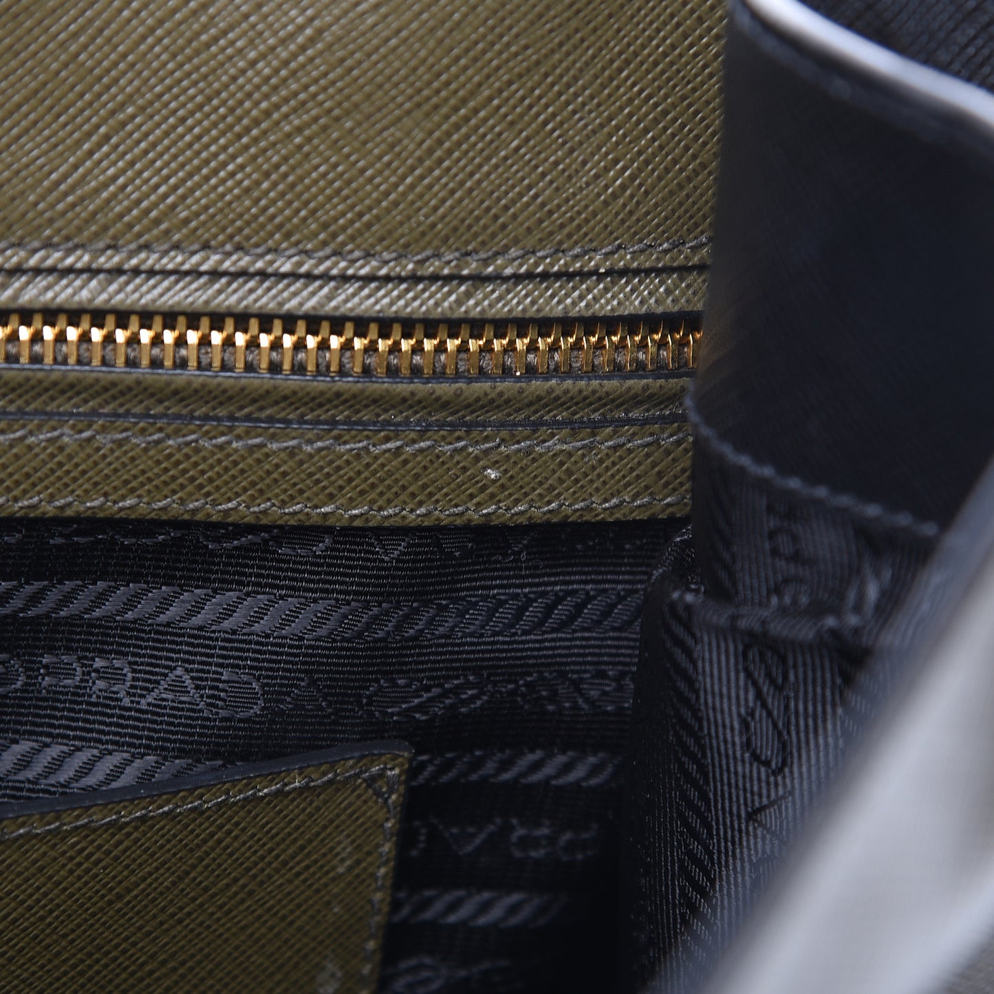 Saffiano Lux Bi-Color Medium Tote Militare Black