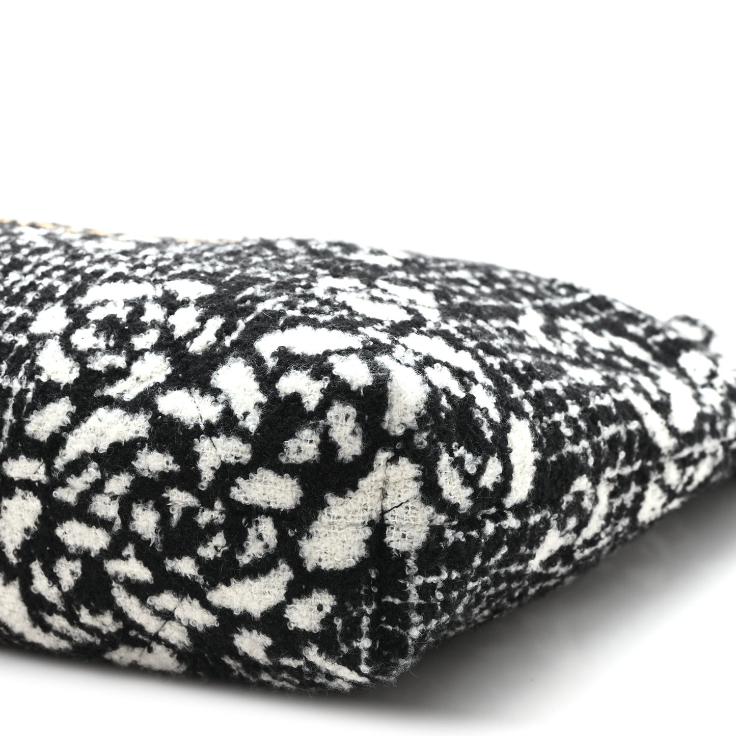 Cashmere Quilted Camellia Chanel 22 Black White