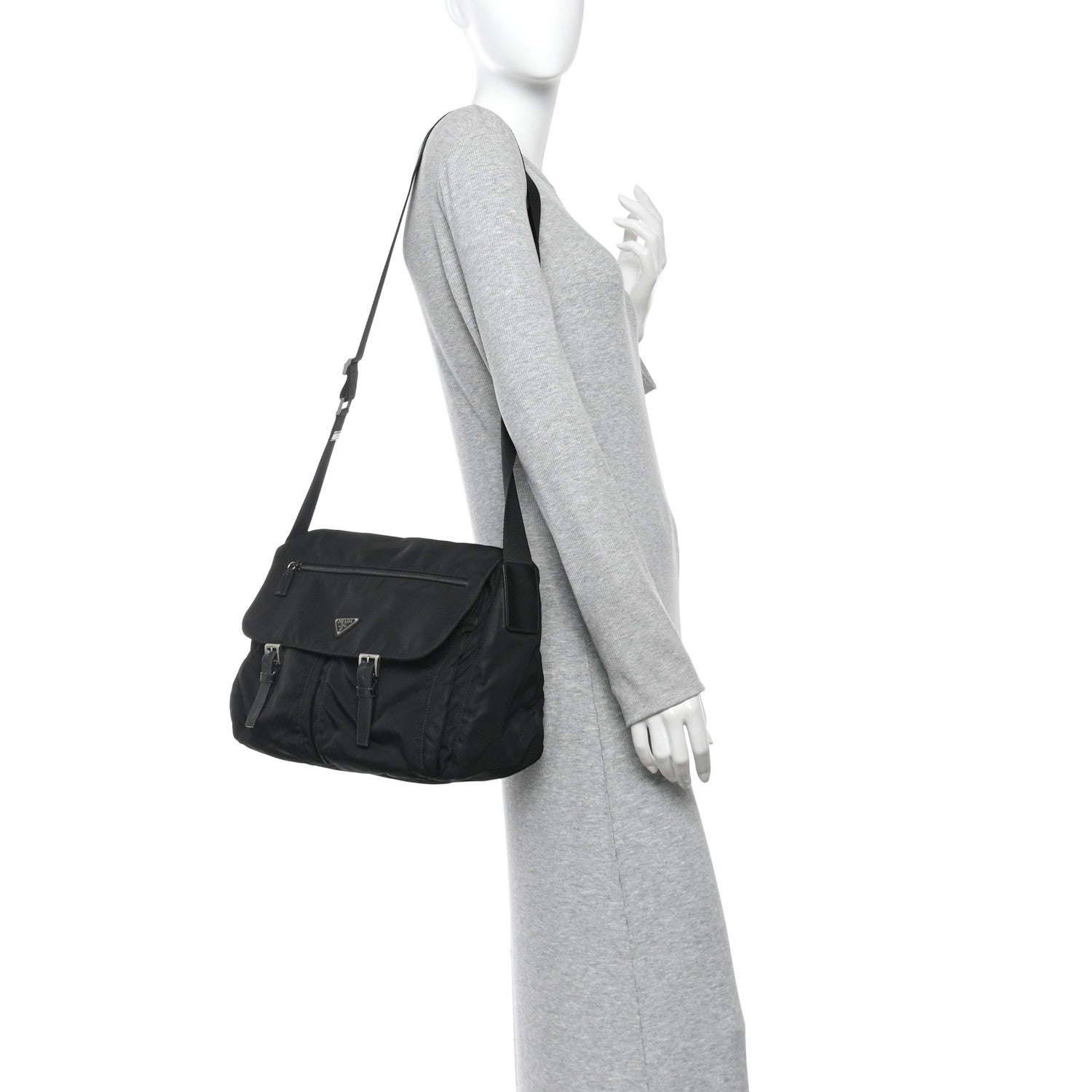 PRADAナイロンメッセンジャーバッグ VELA SPORT ブラック男女兼用 Prada Nylon Vela Sport Messenger Bag Black 1909060 – FASHIONPHILE