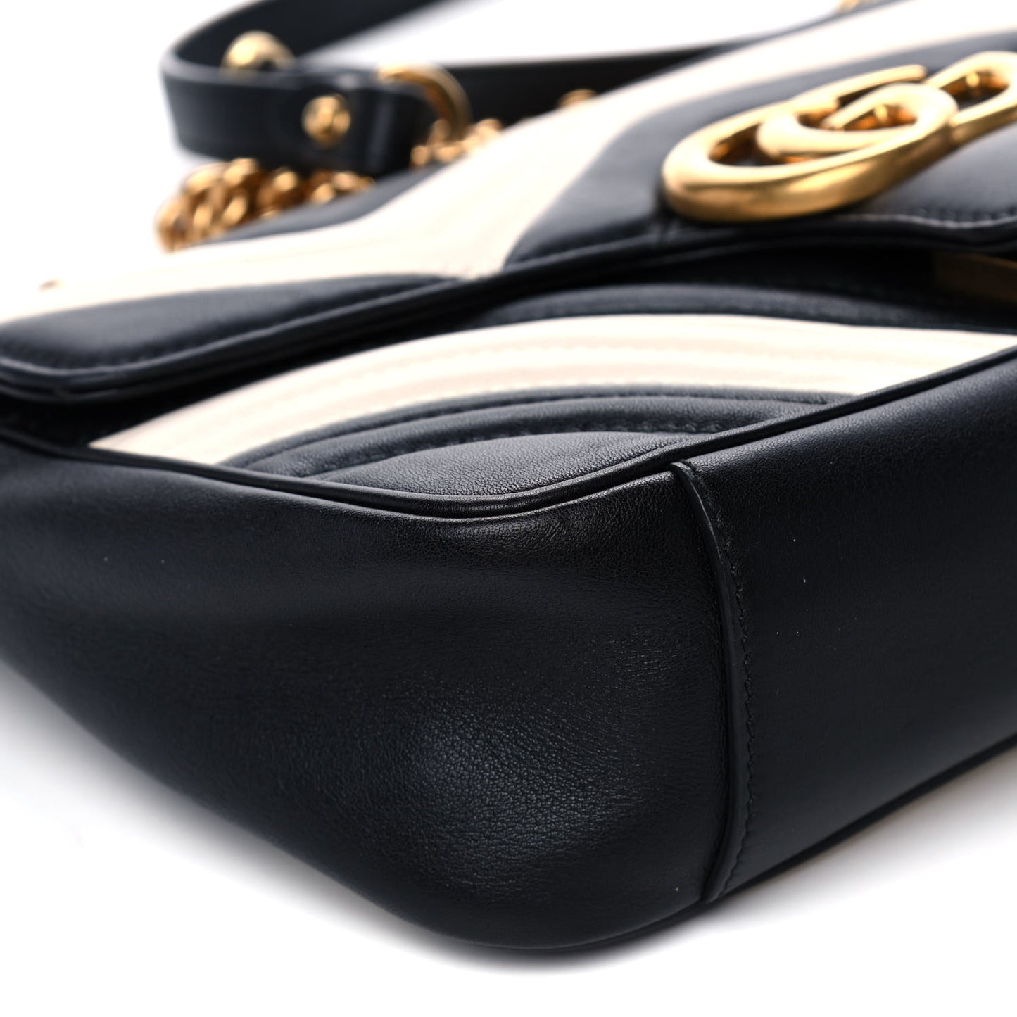 Calfskin Matelasse Small GG Marmont Shoulder Bag Black White