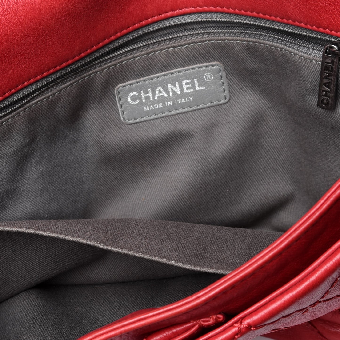 Grained Calfskin Medium Natural Beauty Flap Red