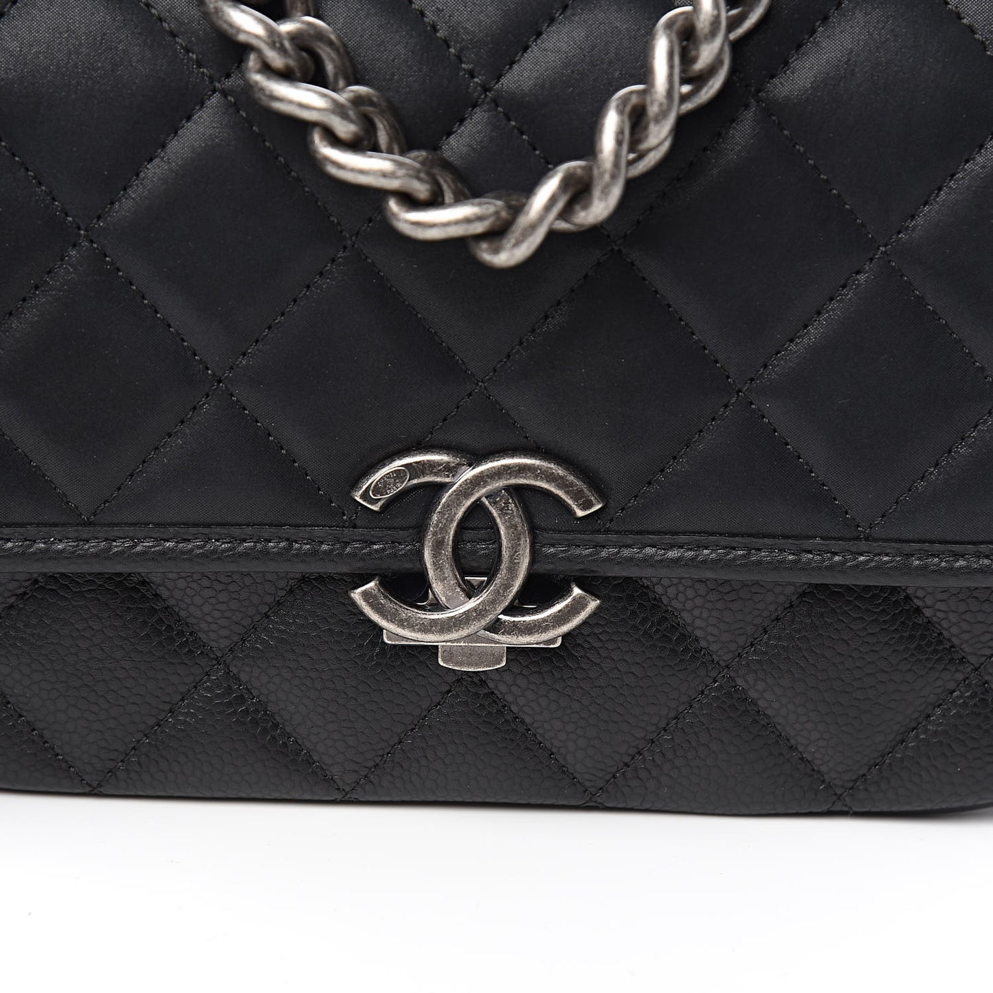 Caviar Iridescent Calfskin Quilted Small Daily Carry Messenger Black