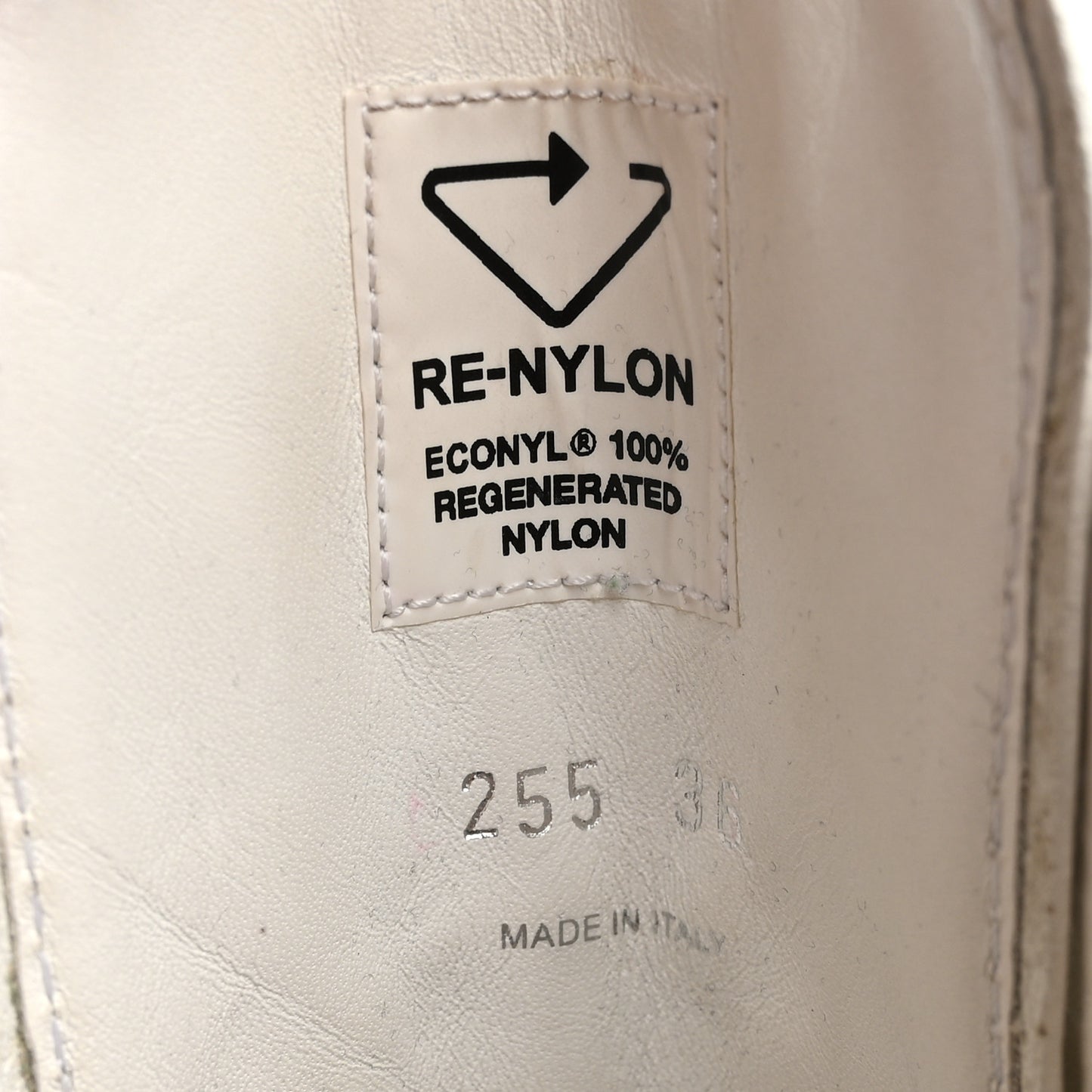 Spazzolato Rois Re-Nylon Metal Triangle Logo Monolith Pouch Pocket 55mm Boots 36 White
