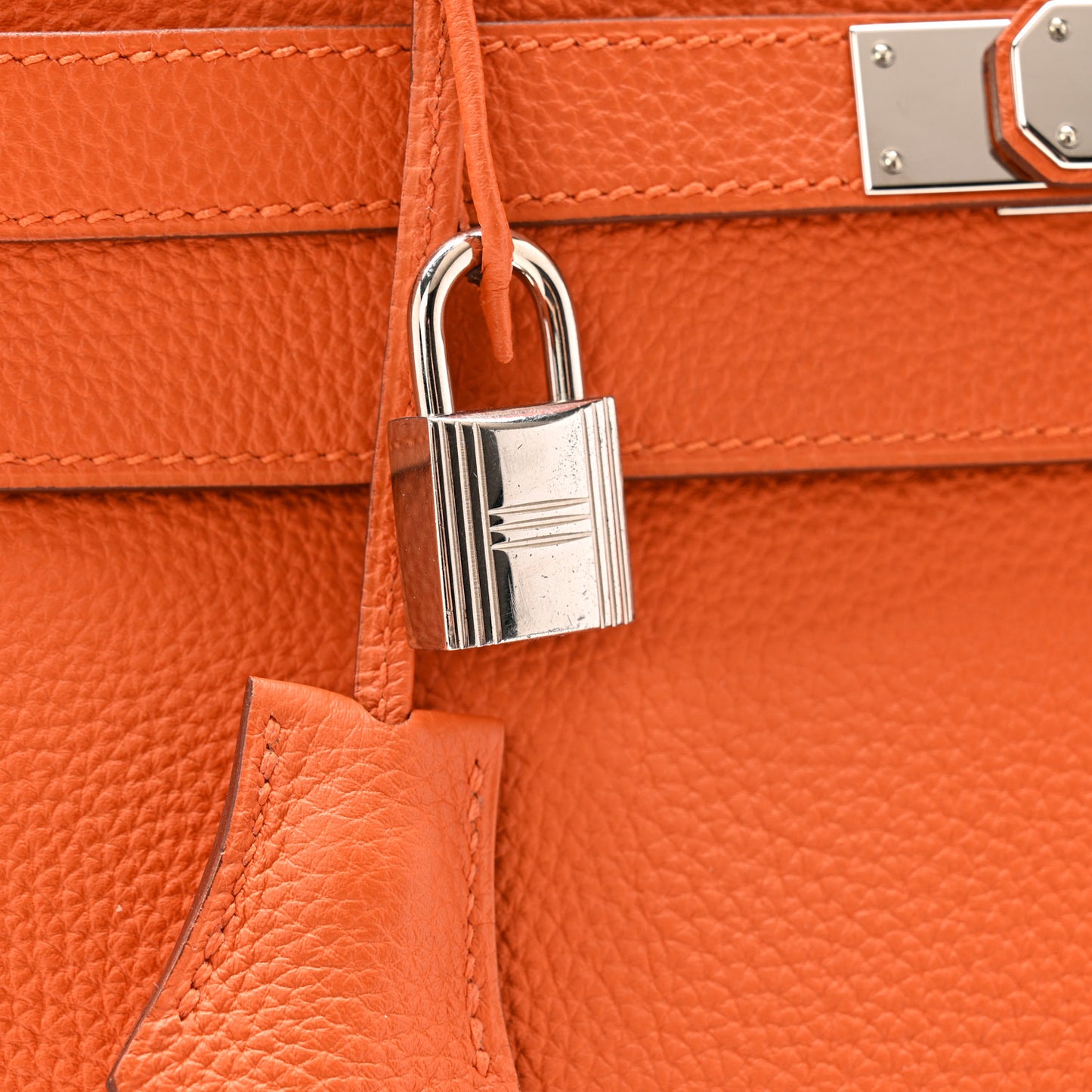 Togo Kelly Retourne 35 Orange