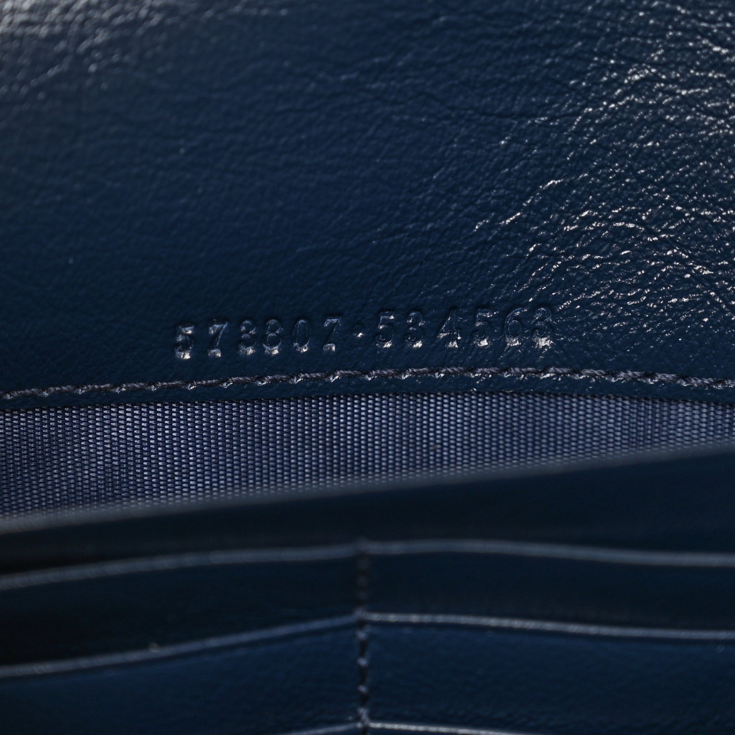 Vintage Effect Calfskin Matelasse Diagonal Torchon GG Marmont Chain Wallet Blue Agata Mystic White