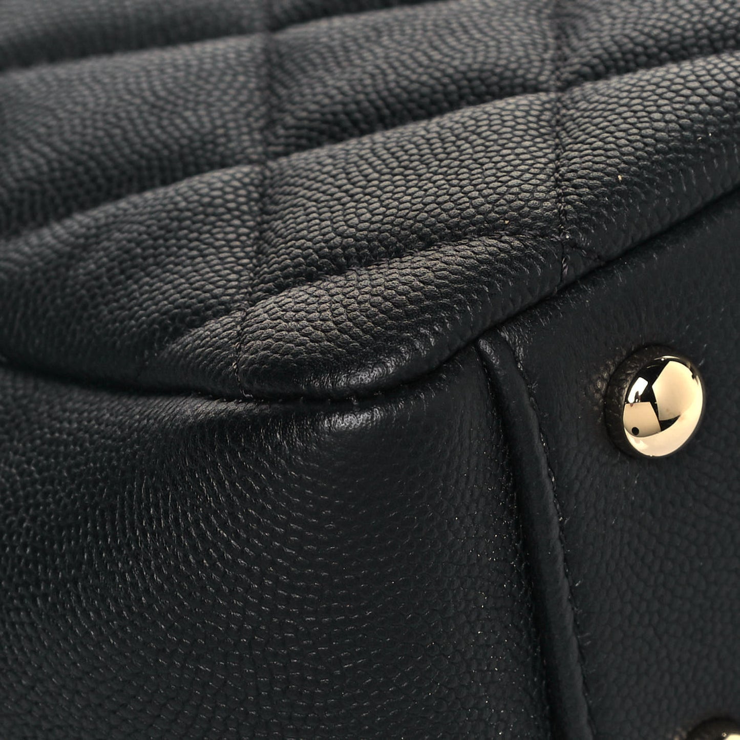 Caviar Quilted Medium Business Affinity Flap Black
