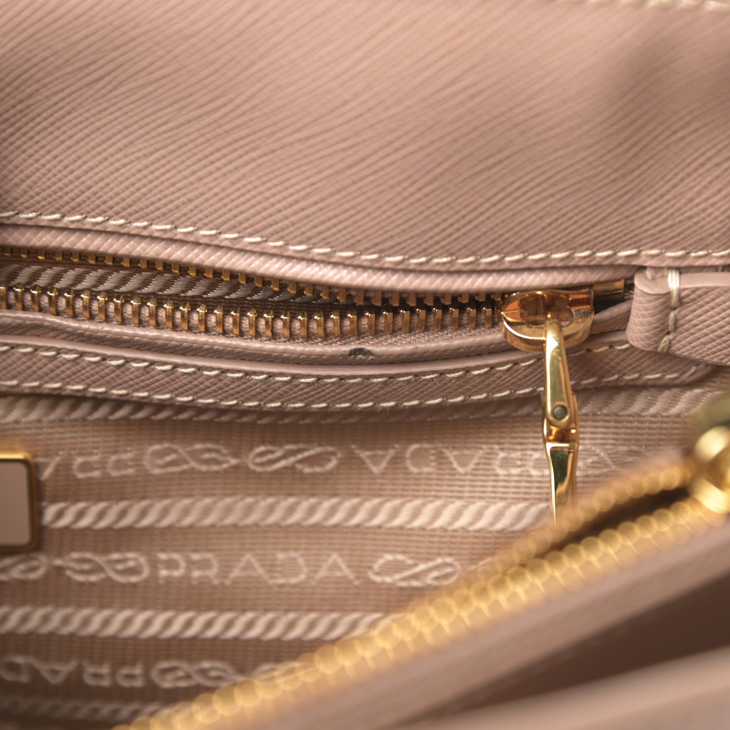 Saffiano Lux Medium Tote Cammeo