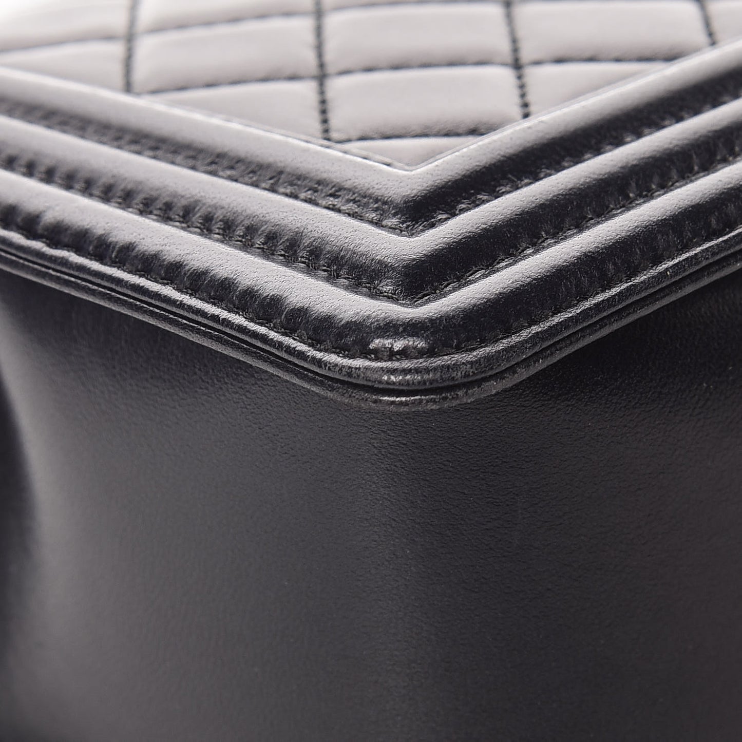 Lambskin Quilted Medium Boy Flap Pearly Black