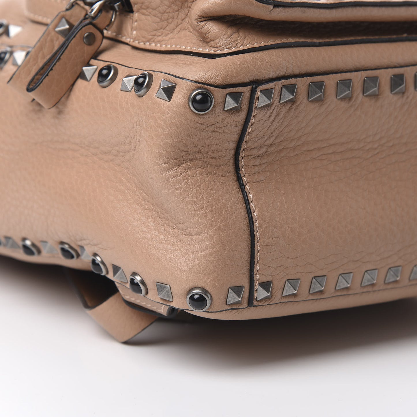 VALENTIN Pebbled Calfskin Medium Guitar Strap Rockstud Rolling Backpack Soft Noisette