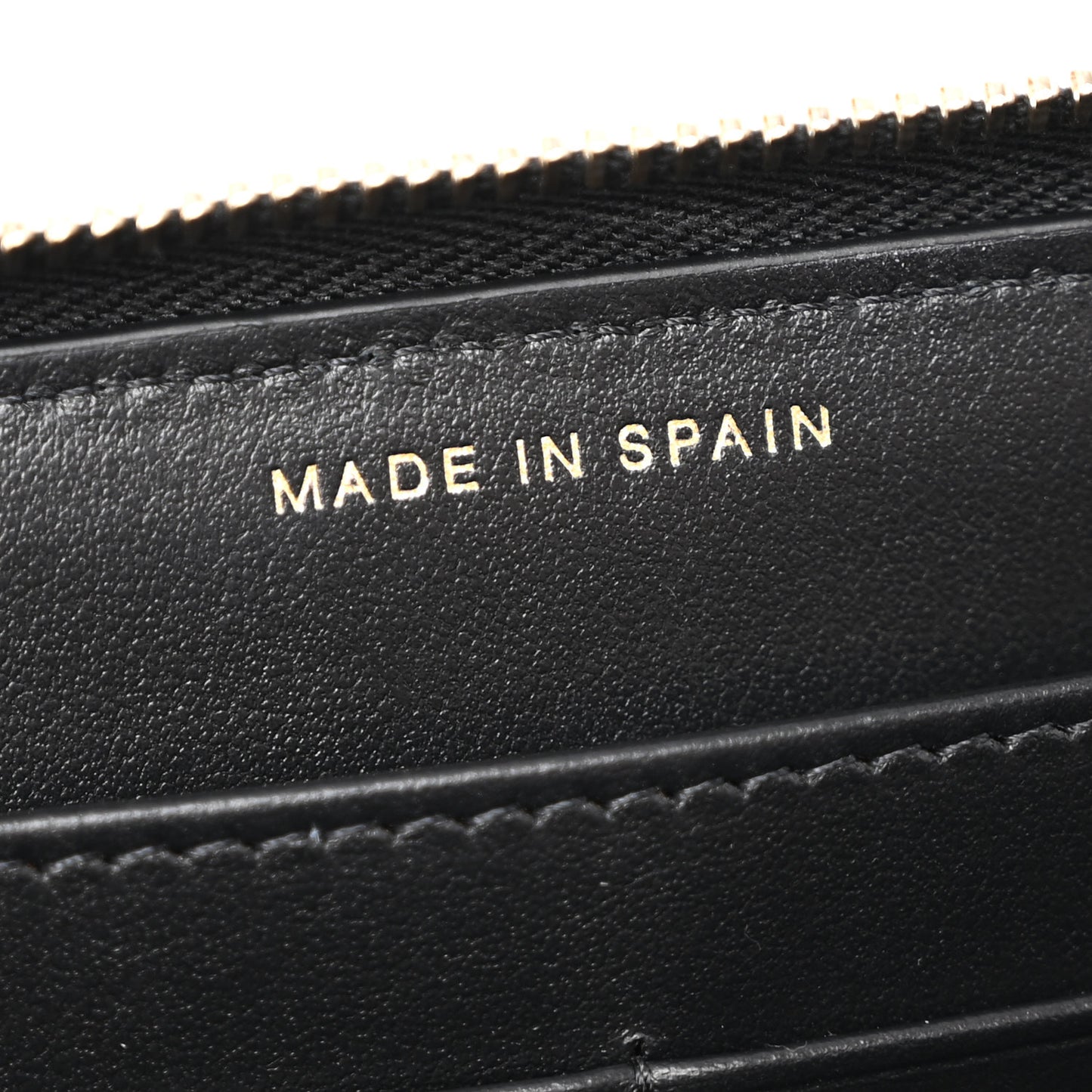 Caviar Quilted Enamel Long Zipped Wallet Black