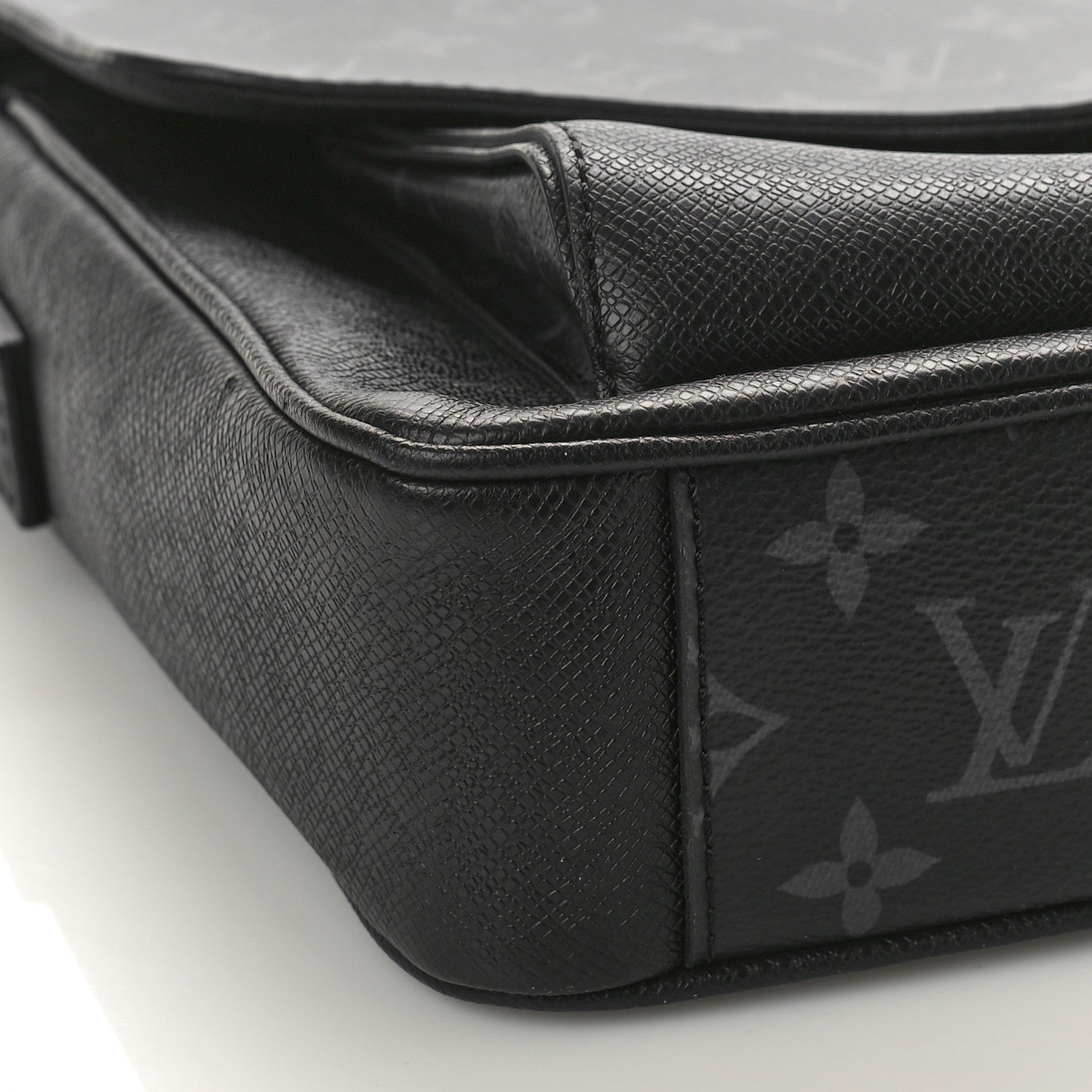 Louis Vuitton Taigarama Messengerama Black 7 of 8