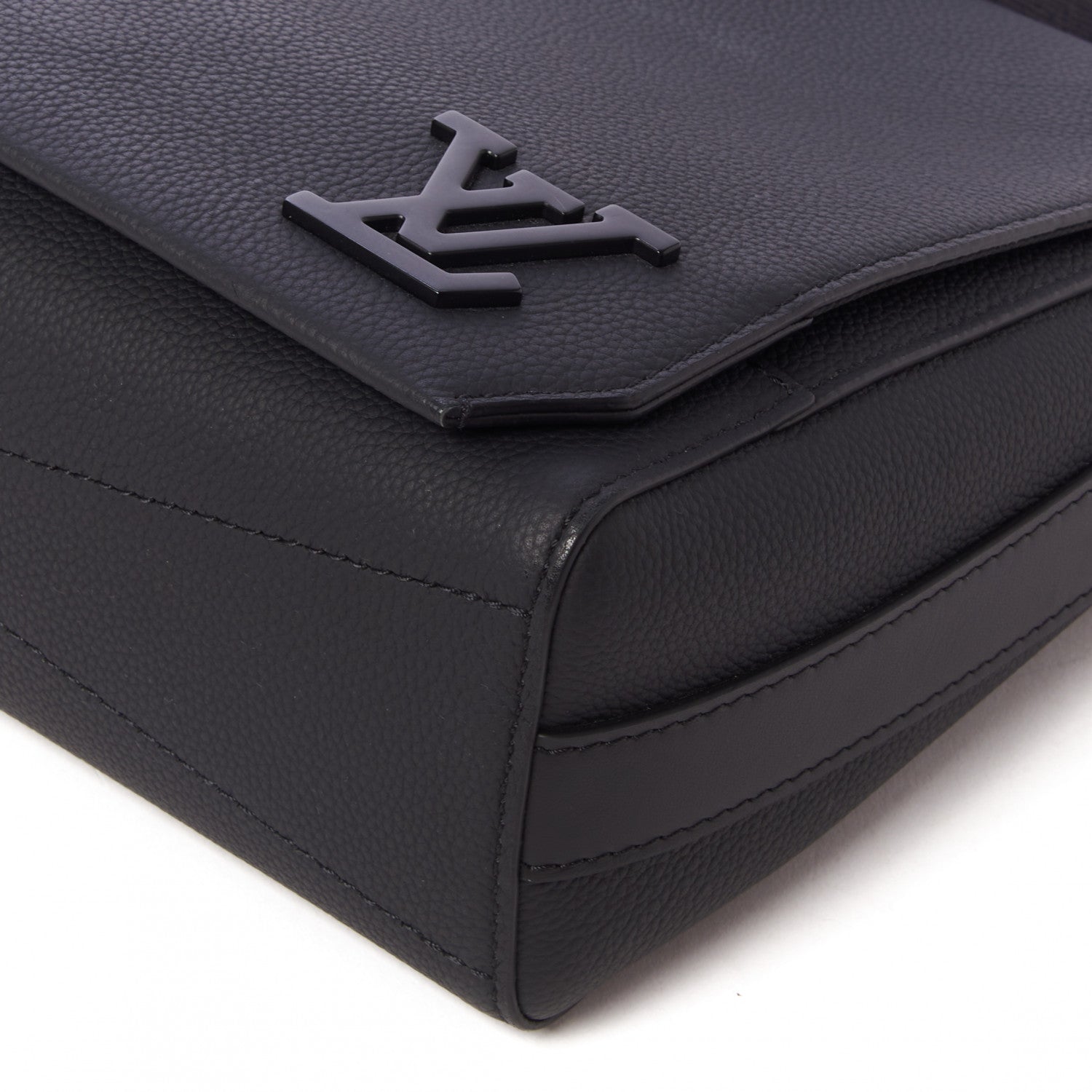 Louis Vuitton Calfskin Aerogram Messenger Black 4 of 7