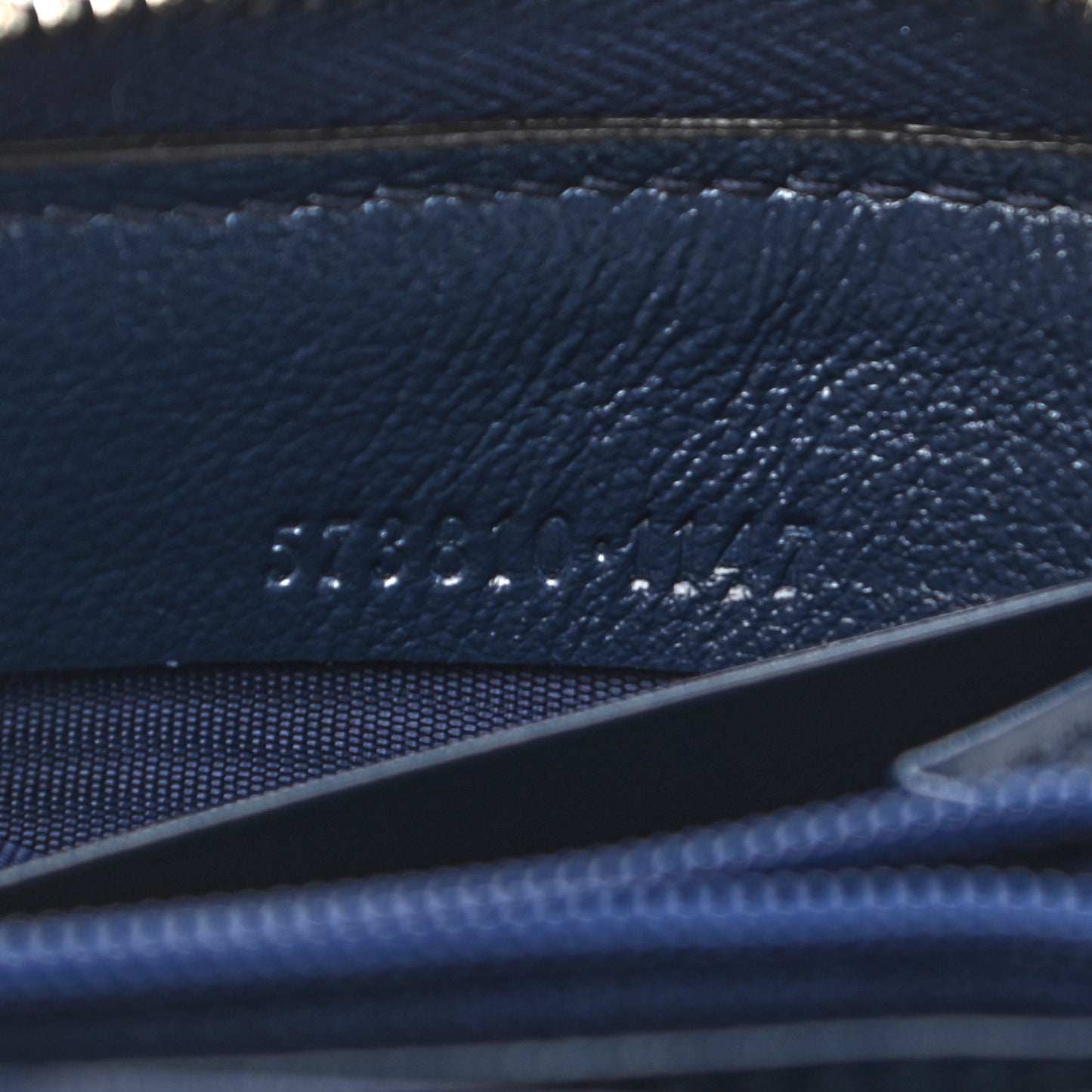 Vintage Effect Calfskin Matelasse Diagonal Torchon GG Marmont Zip Around Wallet Blue Agata Mystic White