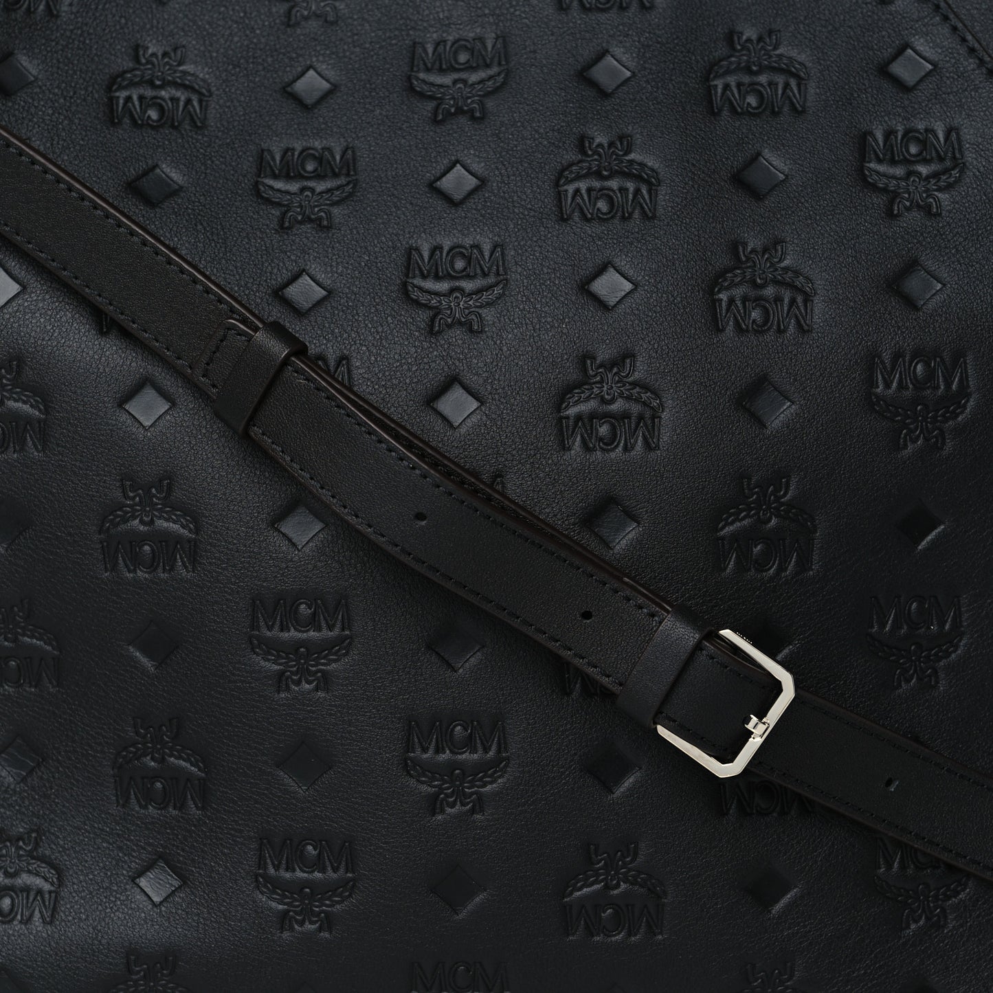Calfskin Ottomar Medium Klara Hobo Black