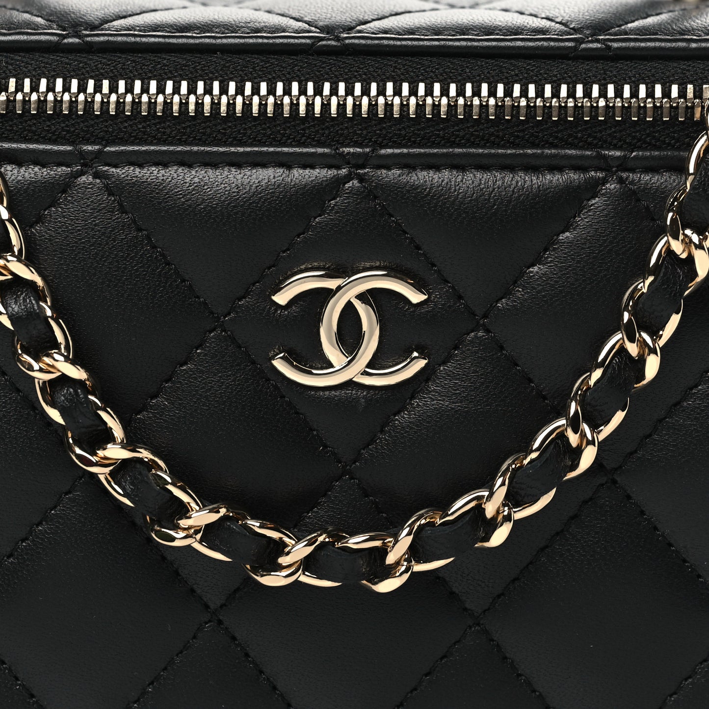 Lambskin Quilted Small Top Handle Vanity Case With Chain Black