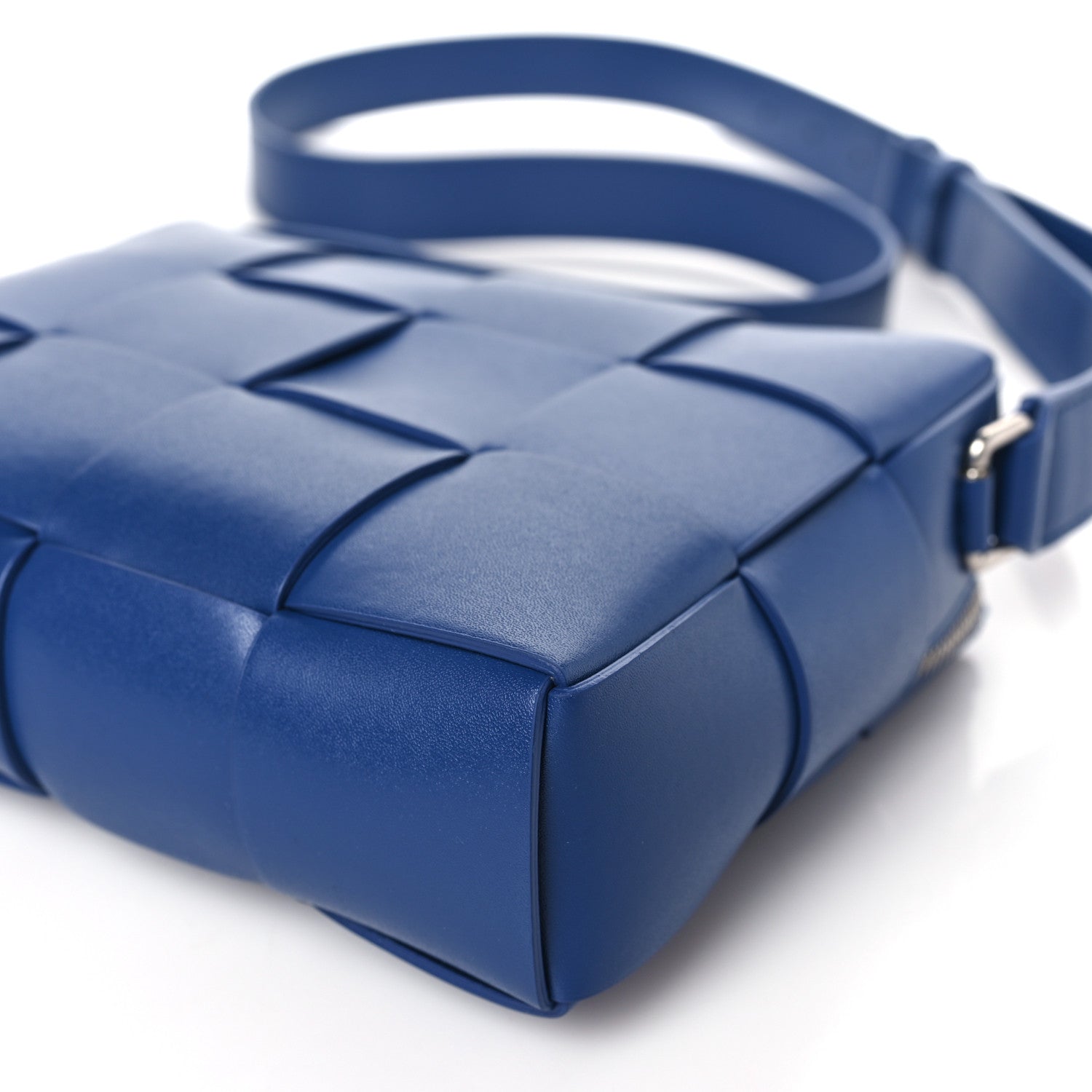 Bottega Veneta Calfskin Maxi Intrecciato Cassette Camera Bag Cruise 8 of 8