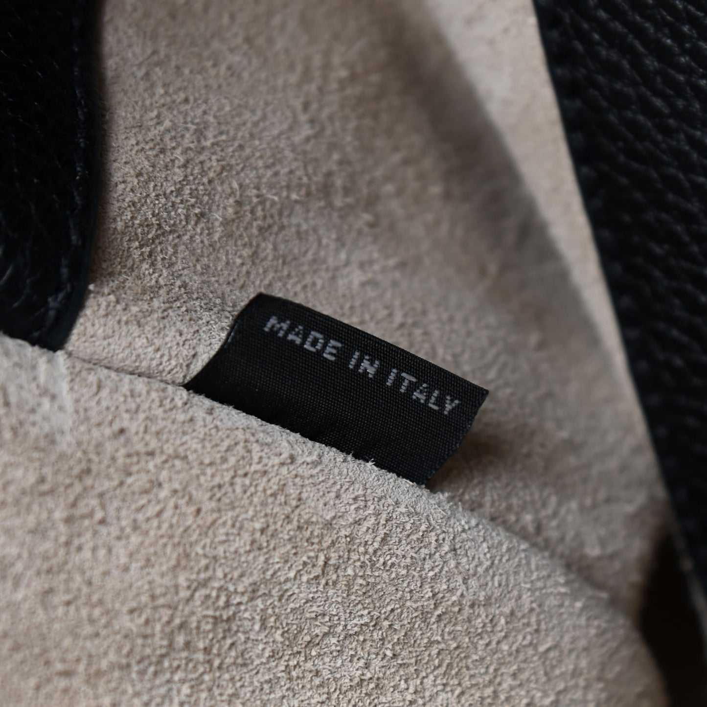 Vitello Daino Shoulder Bag Black