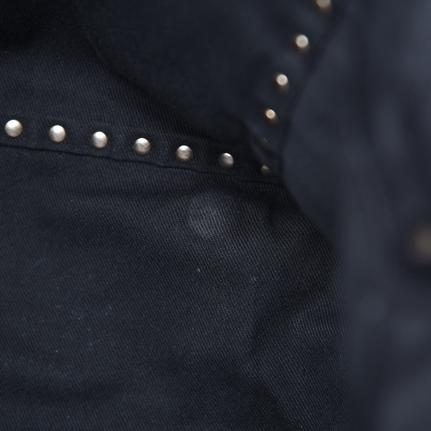 Vitello Medium Rockstud Tote Black